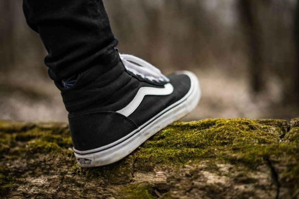 Wynsors sko forbliver et skridt foran med AGR's prognoser 1 foot in dark sneakers walking in the woods